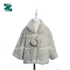 Kunstpelzmantel mit Marmormuster und Bommel vorne für Kinder